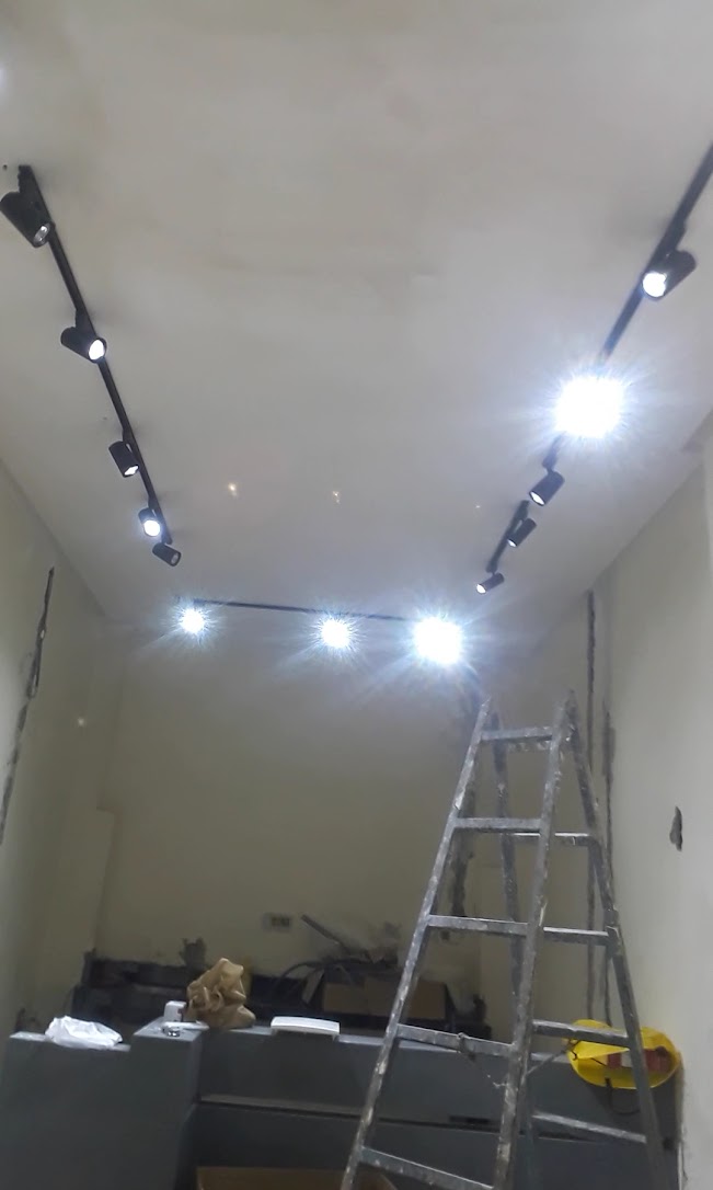 Électricien professionnel au travail à Marrakech